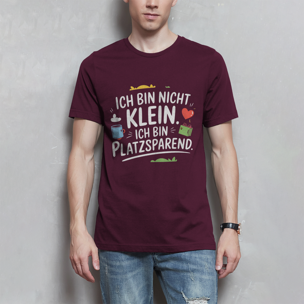 Herren T-Shirt „Ich bin nicht klein – ich bin platzsparend“ – Lustiges Spruchshirt (weisse Schrift)