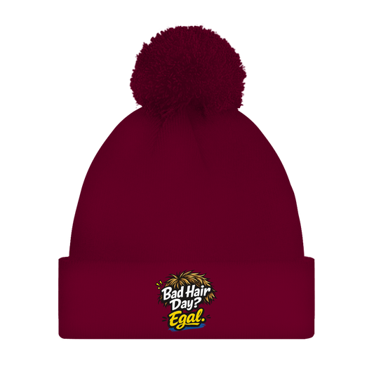 Bommelmütze „Bad Hair Day? Egal.“ – Unisex Wintermütze mit Statement