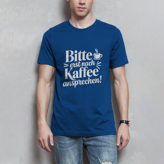 Herren T-Shirt „Bitte erst nach Kaffee ansprechen“ Schwarz – Lustiges Kaffee Shirt