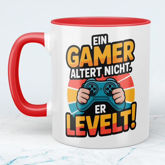 Lustige Gamer Tasse – Ein Gamer altert nicht, er LEVELT! – Geschenk für Zocker & Videospiel-Fans