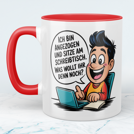 Lustige Spruch-Tasse „Ich bin angezogen und sitze am Schreibtisch – Was wollt ihr denn noch?“ Geschenk für Arbeit, Kollegen & Familie