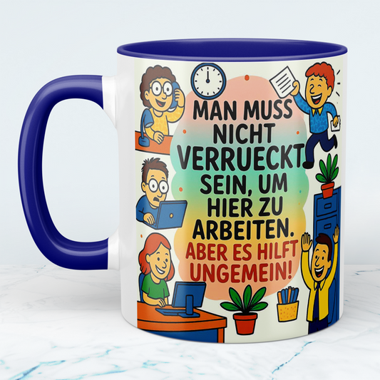 Lustige Bürotasse – Man muss nicht verrückt sein, um hier zu arbeiten, aber es hilft ungemein! – Perfektes Geschenk für Kollegen & Freunde
