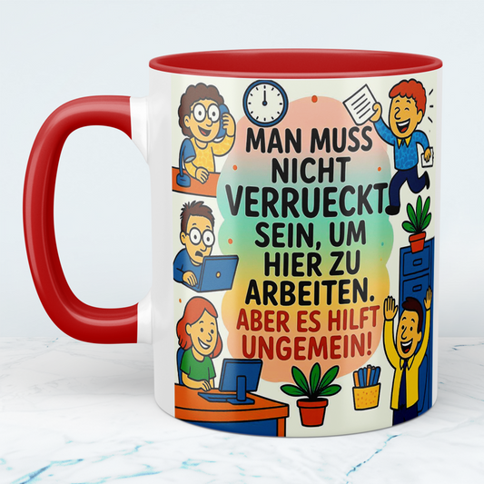 Lustige Bürotasse – Man muss nicht verrückt sein, um hier zu arbeiten, aber es hilft ungemein! – Perfektes Geschenk für Kollegen & Freunde