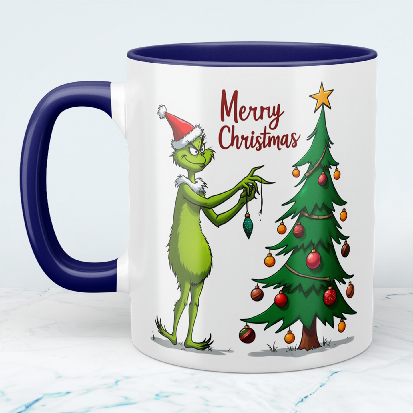 Lustige Weihnachts-Tasse mit Grinch, der den Weihnachtsbaum schmückt – tolles Geschenk zu Weihnachten!
