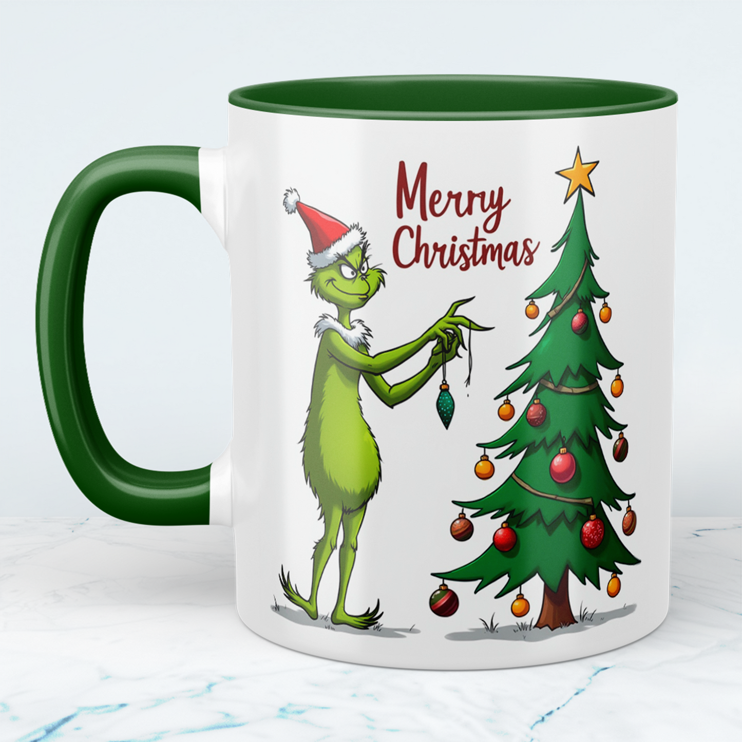 Lustige Weihnachts-Tasse mit Grinch, der den Weihnachtsbaum schmückt – tolles Geschenk zu Weihnachten!