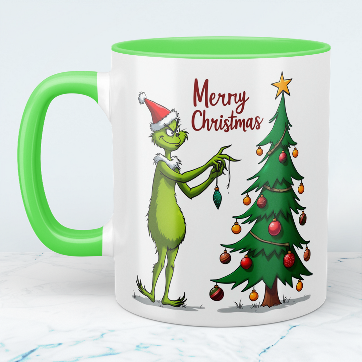 Lustige Weihnachts-Tasse mit Grinch, der den Weihnachtsbaum schmückt – tolles Geschenk zu Weihnachten!