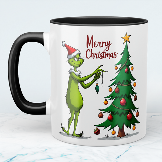 Lustige Weihnachts-Tasse mit Grinch, der den Weihnachtsbaum schmückt – tolles Geschenk zu Weihnachten!