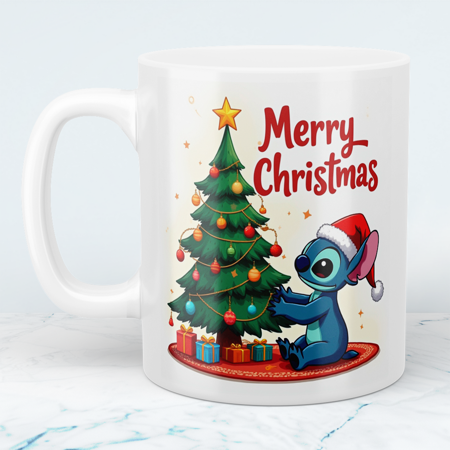 Lustige bedruckte Weihnachts-Tasse mit Stitch vor dem Weihnachtsbaum – Perfektes Geschenk für Weihnachten!