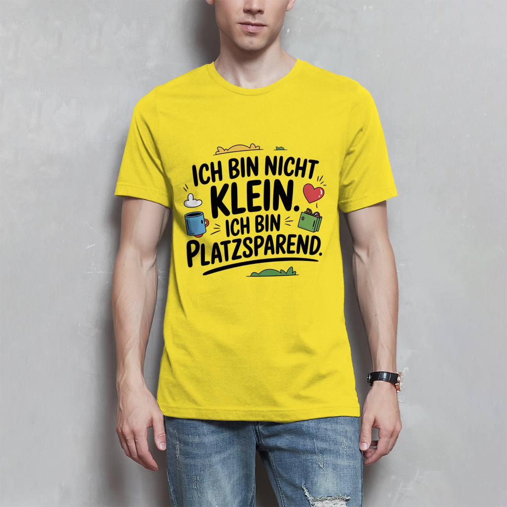 Herren T-Shirt „Ich bin nicht klein – ich bin platzsparend“ – Lustiges Spruchshirt (schwarze Schrift)