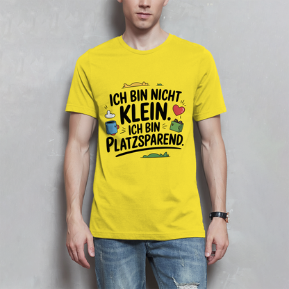 Herren T-Shirt „Ich bin nicht klein – ich bin platzsparend“ – Lustiges Spruchshirt (schwarze Schrift)