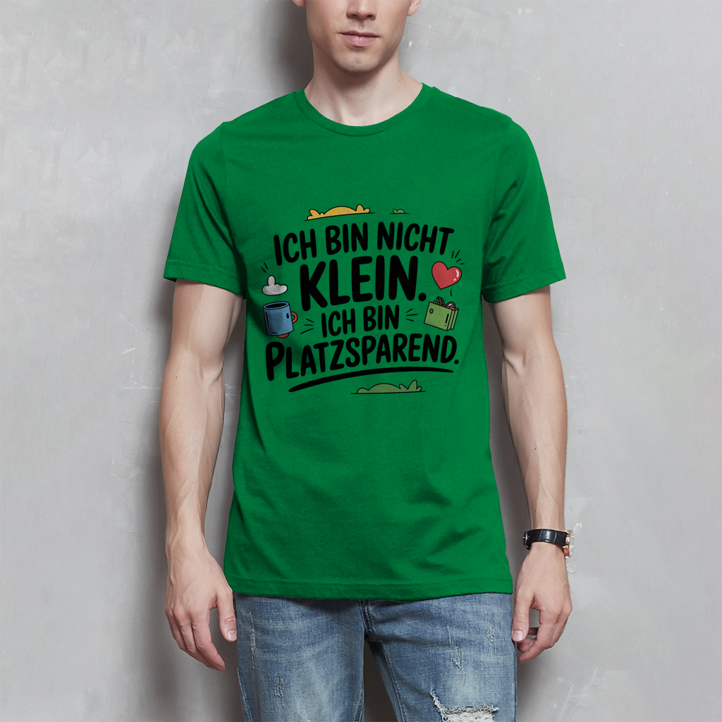 Herren T-Shirt „Ich bin nicht klein – ich bin platzsparend“ – Lustiges Spruchshirt (schwarze Schrift)
