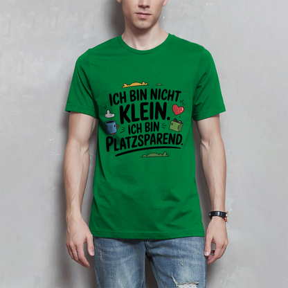 Herren T-Shirt „Ich bin nicht klein – ich bin platzsparend“ – Lustiges Spruchshirt (schwarze Schrift)