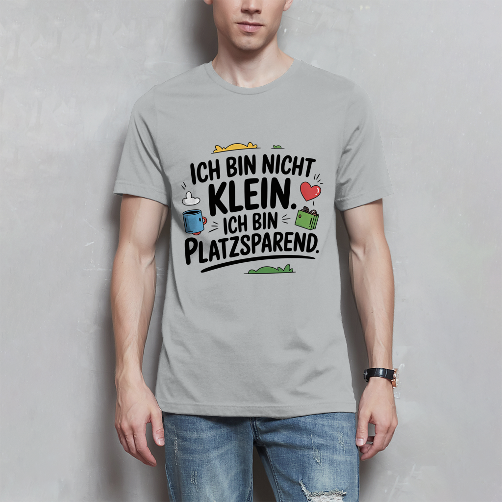 Herren T-Shirt „Ich bin nicht klein – ich bin platzsparend“ – Lustiges Spruchshirt (schwarze Schrift)