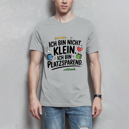 Herren T-Shirt „Ich bin nicht klein – ich bin platzsparend“ – Lustiges Spruchshirt (schwarze Schrift)
