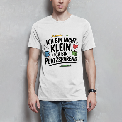 Herren T-Shirt „Ich bin nicht klein – ich bin platzsparend“ – Lustiges Spruchshirt (schwarze Schrift)