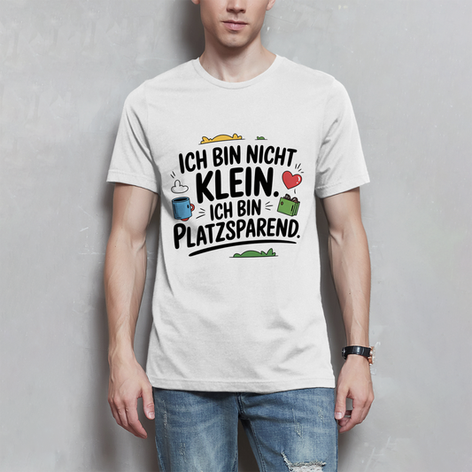 Herren T-Shirt „Ich bin nicht klein – ich bin platzsparend“ – Lustiges Spruchshirt (schwarze Schrift)
