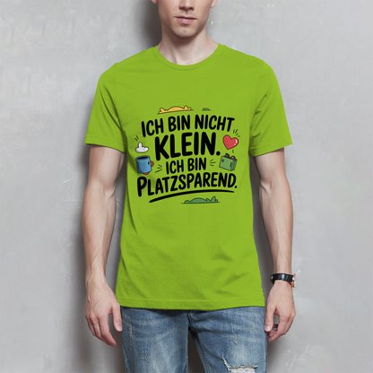 Herren T-Shirt „Ich bin nicht klein – ich bin platzsparend“ – Lustiges Spruchshirt (schwarze Schrift)