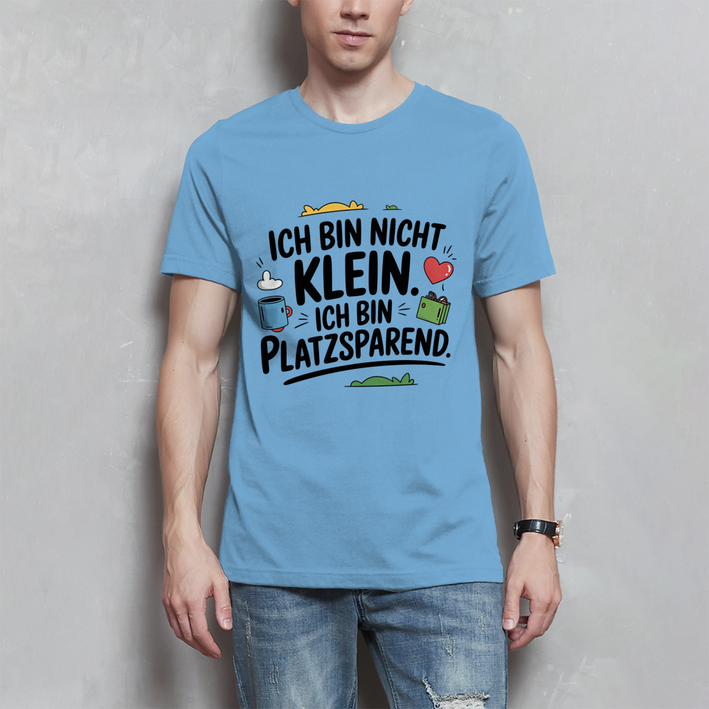 Herren T-Shirt „Ich bin nicht klein – ich bin platzsparend“ – Lustiges Spruchshirt (schwarze Schrift)