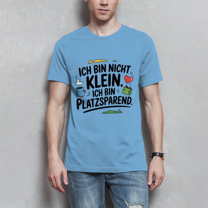 Herren T-Shirt „Ich bin nicht klein – ich bin platzsparend“ – Lustiges Spruchshirt (schwarze Schrift)