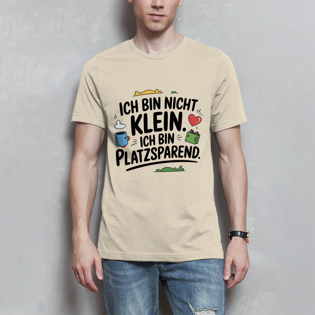 Herren T-Shirt „Ich bin nicht klein – ich bin platzsparend“ – Lustiges Spruchshirt (schwarze Schrift)