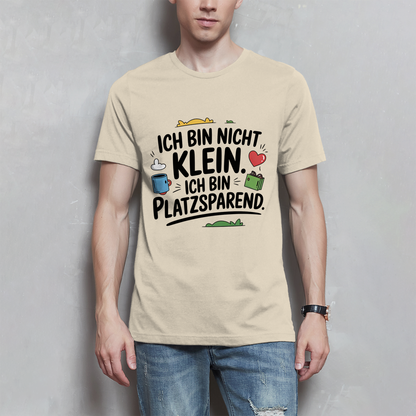 Herren T-Shirt „Ich bin nicht klein – ich bin platzsparend“ – Lustiges Spruchshirt (schwarze Schrift)