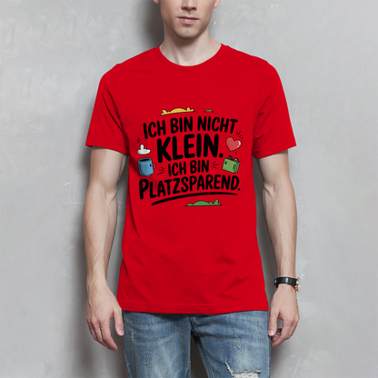 Herren T-Shirt „Ich bin nicht klein – ich bin platzsparend“ – Lustiges Spruchshirt (schwarze Schrift)