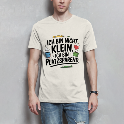 Herren T-Shirt „Ich bin nicht klein – ich bin platzsparend“ – Lustiges Spruchshirt (schwarze Schrift)
