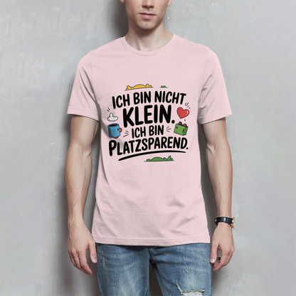 Herren T-Shirt „Ich bin nicht klein – ich bin platzsparend“ – Lustiges Spruchshirt (schwarze Schrift)