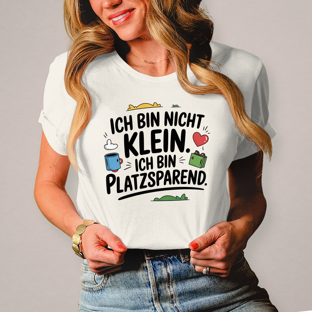 Damen T-Shirt „Ich bin nicht klein – ich bin platzsparend“ – Lustiges Spruchshirt (schwarze Schrift)