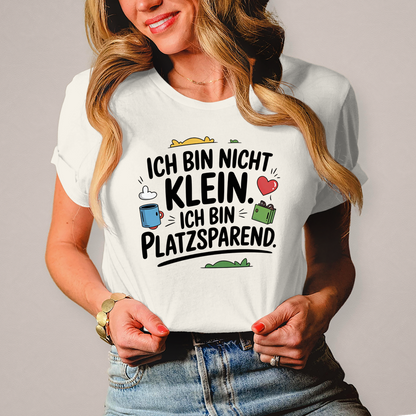 Damen T-Shirt „Ich bin nicht klein – ich bin platzsparend“ – Lustiges Spruchshirt (schwarze Schrift)