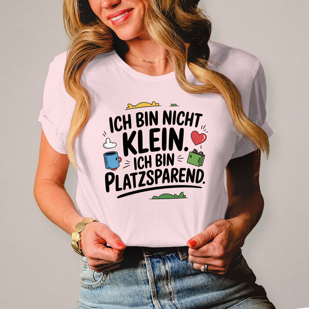 Damen T-Shirt „Ich bin nicht klein – ich bin platzsparend“ – Lustiges Spruchshirt (schwarze Schrift)