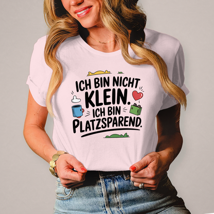 Damen T-Shirt „Ich bin nicht klein – ich bin platzsparend“ – Lustiges Spruchshirt (schwarze Schrift)