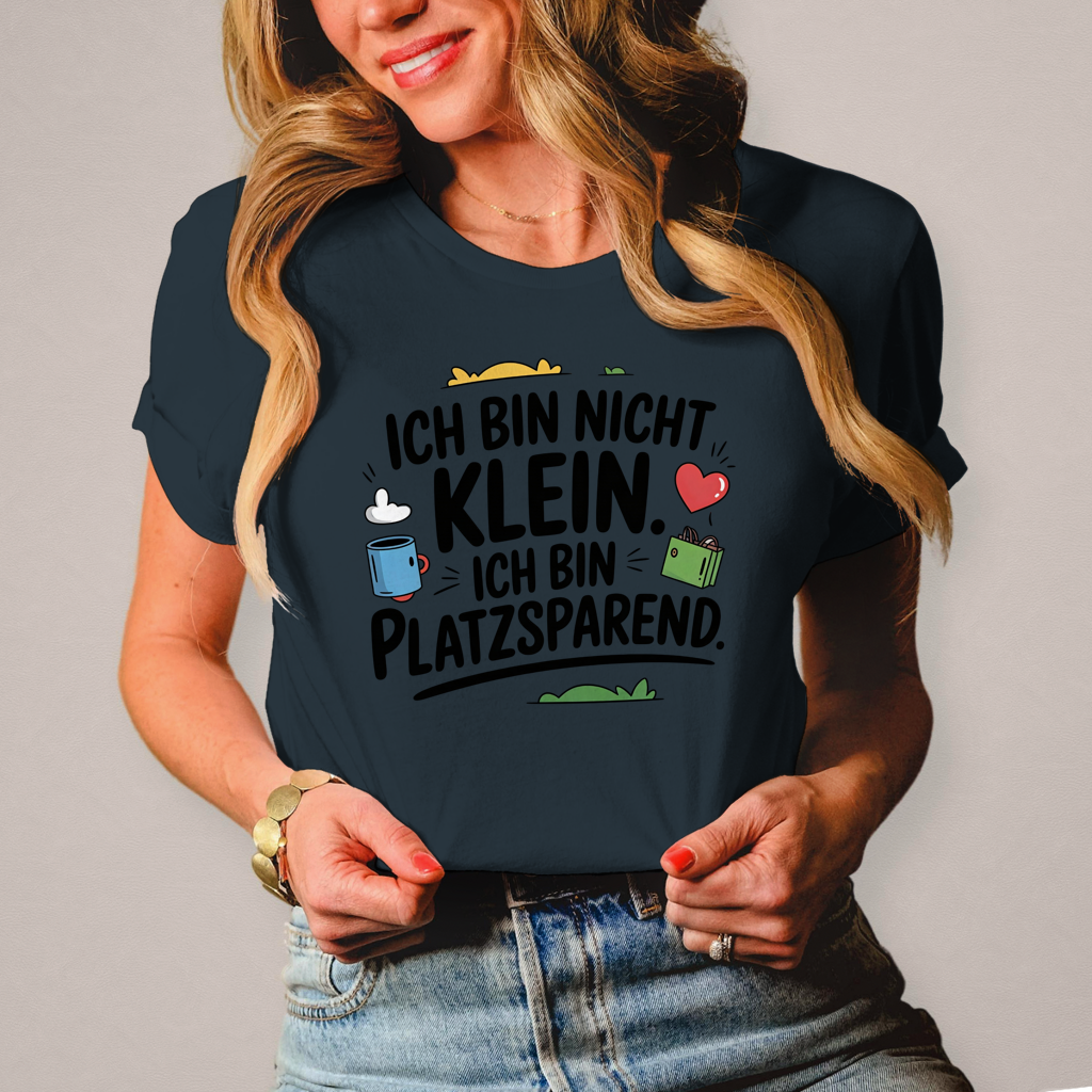 Damen T-Shirt „Ich bin nicht klein – ich bin platzsparend“ – Lustiges Spruchshirt (schwarze Schrift)