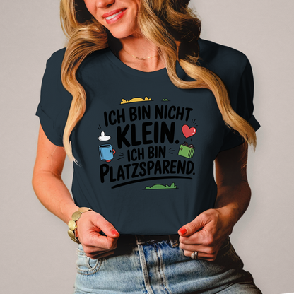 Damen T-Shirt „Ich bin nicht klein – ich bin platzsparend“ – Lustiges Spruchshirt (schwarze Schrift)