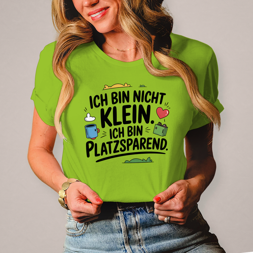Damen T-Shirt „Ich bin nicht klein – ich bin platzsparend“ – Lustiges Spruchshirt (schwarze Schrift)