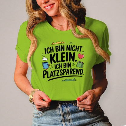 Damen T-Shirt „Ich bin nicht klein – ich bin platzsparend“ – Lustiges Spruchshirt (schwarze Schrift)