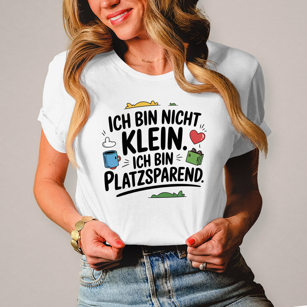 Damen T-Shirt „Ich bin nicht klein – ich bin platzsparend“ – Lustiges Spruchshirt (schwarze Schrift)