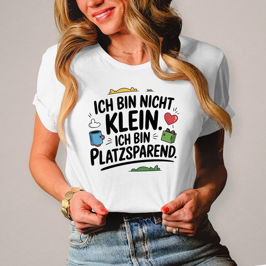 Damen T-Shirt „Ich bin nicht klein – ich bin platzsparend“ – Lustiges Spruchshirt (schwarze Schrift)
