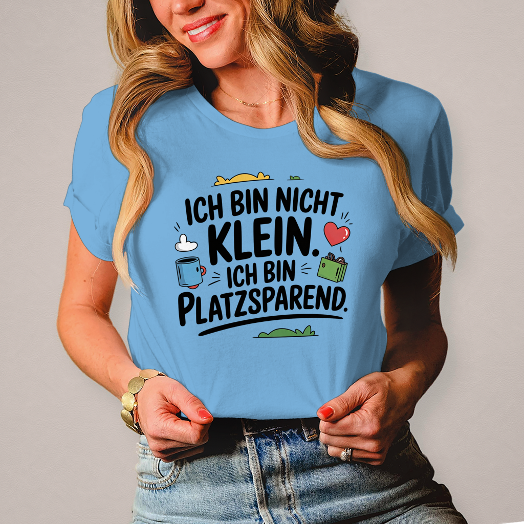 Damen T-Shirt „Ich bin nicht klein – ich bin platzsparend“ – Lustiges Spruchshirt (schwarze Schrift)