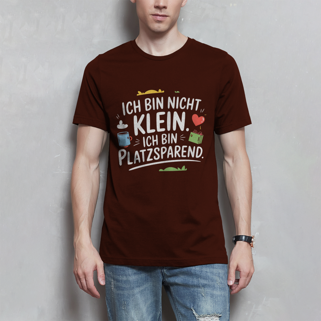 Herren T-Shirt „Ich bin nicht klein – ich bin platzsparend“ – Lustiges Spruchshirt (weisse Schrift)
