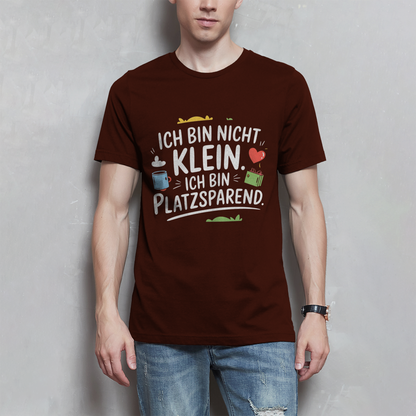 Herren T-Shirt „Ich bin nicht klein – ich bin platzsparend“ – Lustiges Spruchshirt (weisse Schrift)