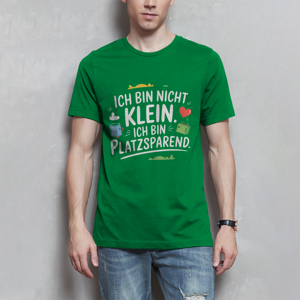 Herren T-Shirt „Ich bin nicht klein – ich bin platzsparend“ – Lustiges Spruchshirt (weisse Schrift)