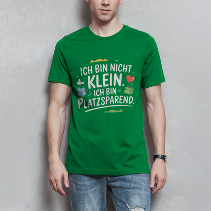 Herren T-Shirt „Ich bin nicht klein – ich bin platzsparend“ – Lustiges Spruchshirt (weisse Schrift)