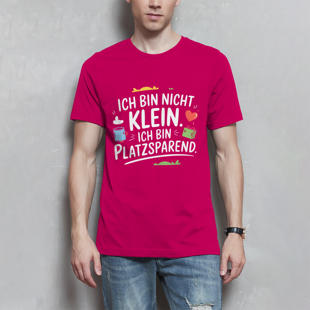 Herren T-Shirt „Ich bin nicht klein – ich bin platzsparend“ – Lustiges Spruchshirt (weisse Schrift)