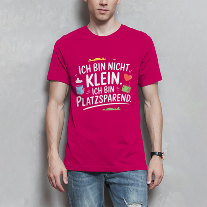 Herren T-Shirt „Ich bin nicht klein – ich bin platzsparend“ – Lustiges Spruchshirt (weisse Schrift)