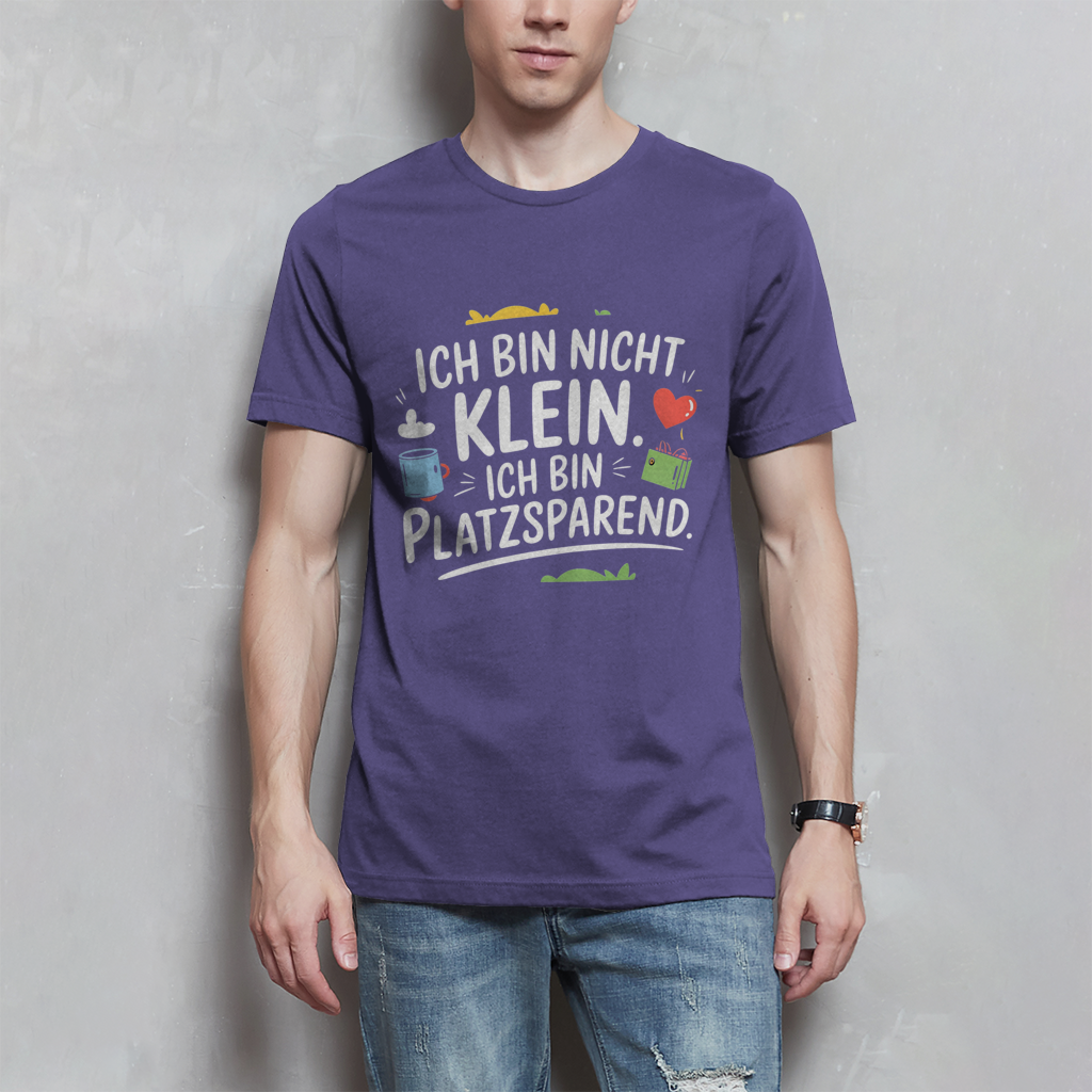 Herren T-Shirt „Ich bin nicht klein – ich bin platzsparend“ – Lustiges Spruchshirt (weisse Schrift)