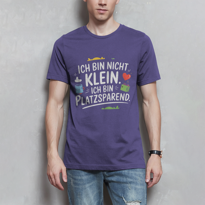 Herren T-Shirt „Ich bin nicht klein – ich bin platzsparend“ – Lustiges Spruchshirt (weisse Schrift)