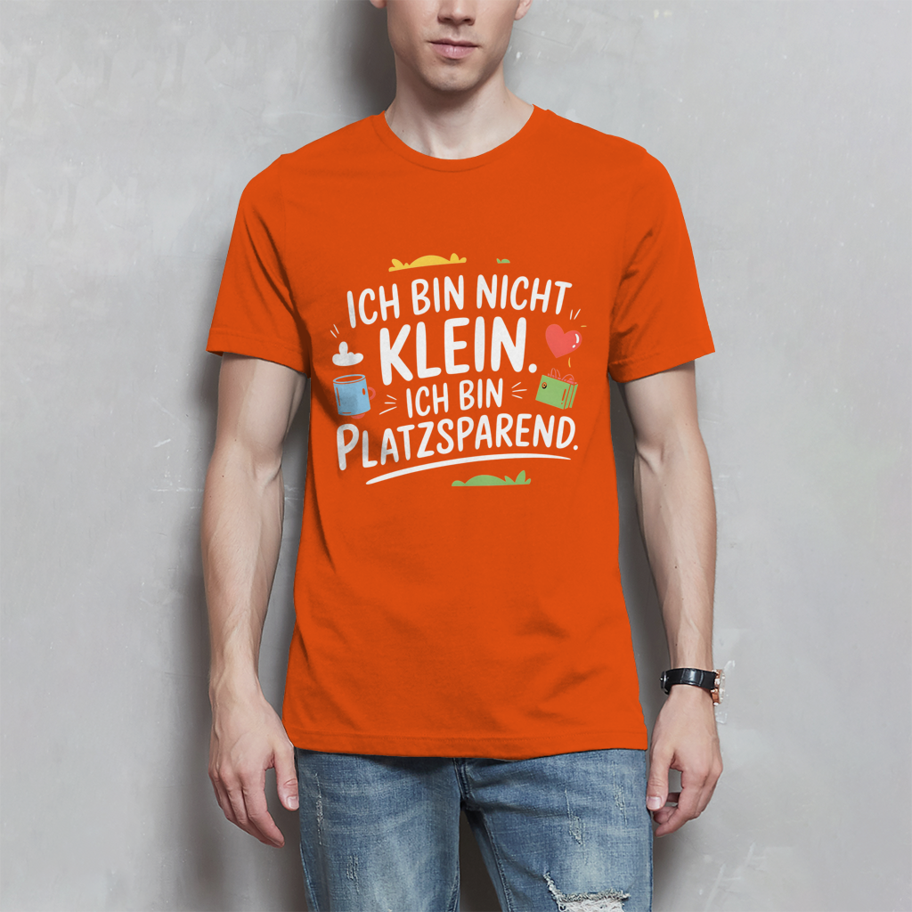 Herren T-Shirt „Ich bin nicht klein – ich bin platzsparend“ – Lustiges Spruchshirt (weisse Schrift)