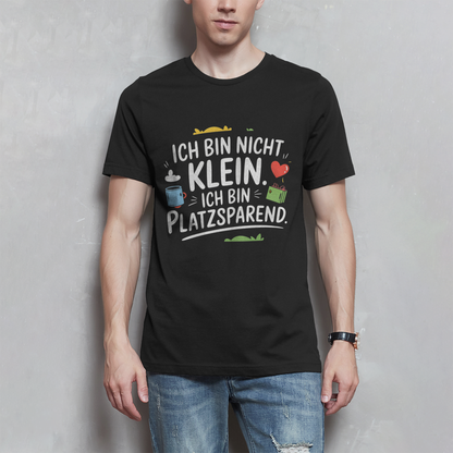 Herren T-Shirt „Ich bin nicht klein – ich bin platzsparend“ – Lustiges Spruchshirt (weisse Schrift)