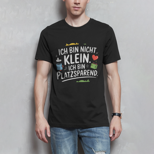 Herren T-Shirt „Ich bin nicht klein – ich bin platzsparend“ – Lustiges Spruchshirt (weisse Schrift)